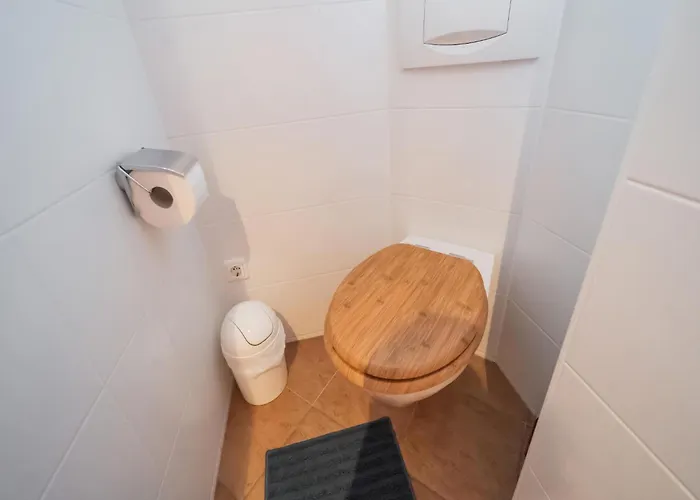 Gemuetliches Waldversteck In *